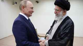 Иран (верховный правитель аятолла Али Хаменеи справа) и РФ (нацлидер Владимир Путин слева) – партнеры, они очень нужны друг другу